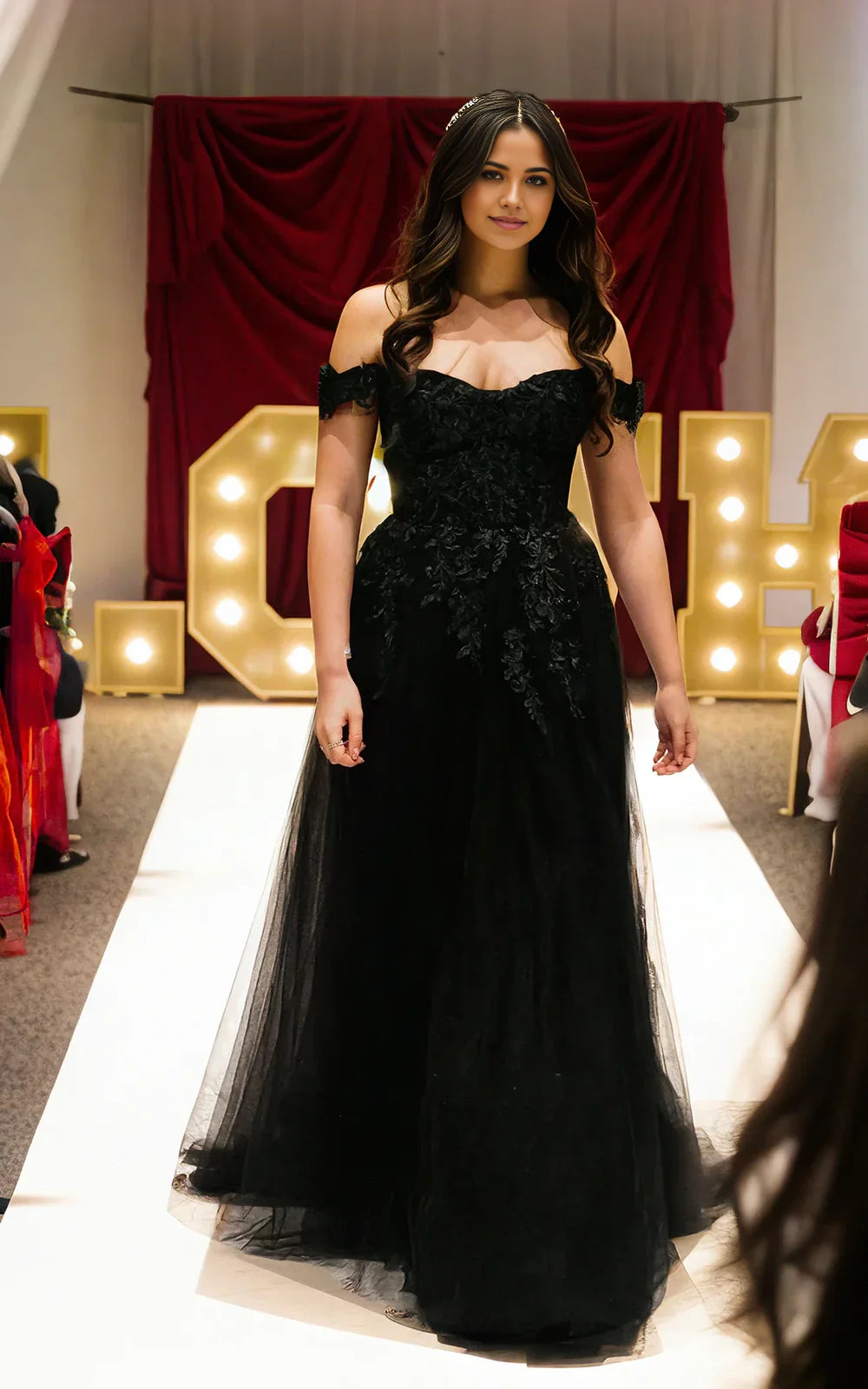 Vestido de novia de corte A con hombros descubiertos, apliques de encaje, largo hasta el suelo y espalda descubierta
